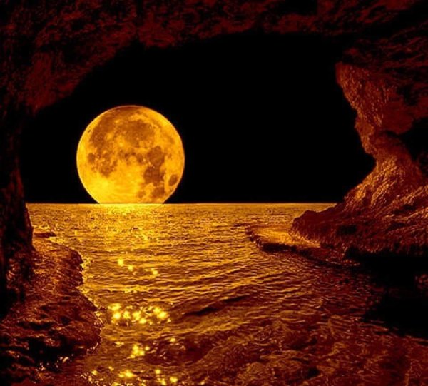 Лунный желтый