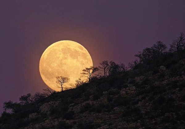 Огромная Луна