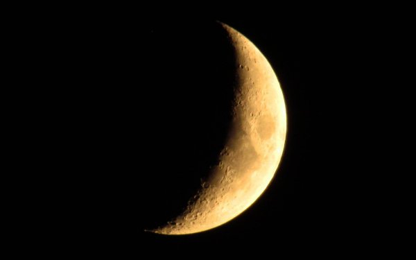 Месяц на черном фоне