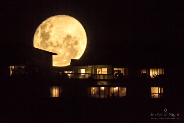 Огромная Луна над домами