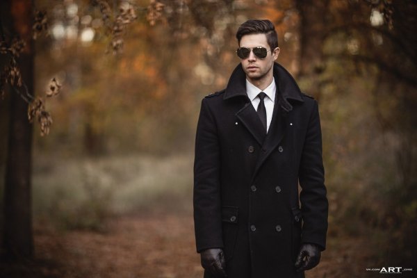 Мужчина в пальто осень