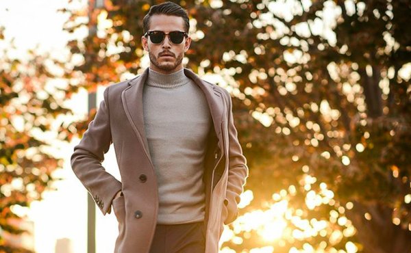 Мужчина в пальто осень