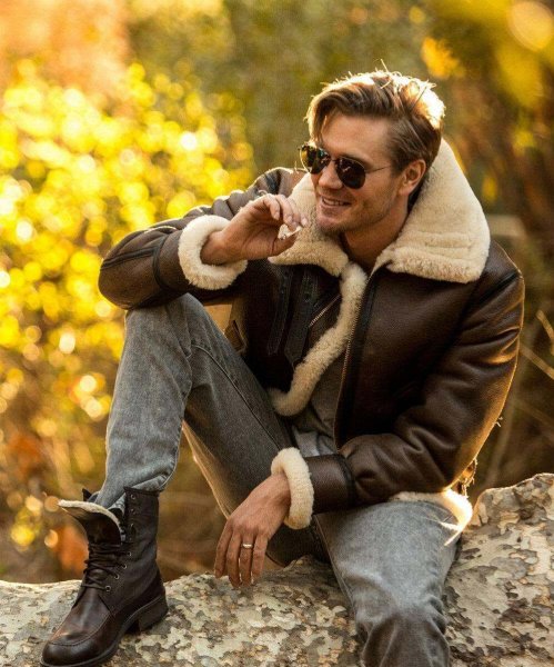 Мужчина осенью