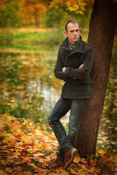 Мужчина осенью в парке