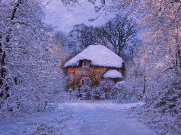 Сказочный домик в снегу