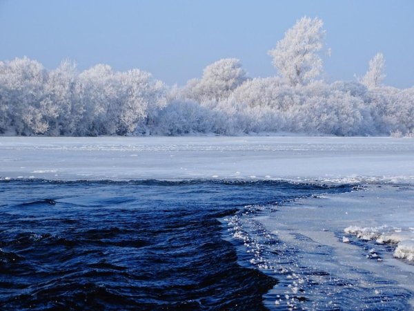 Синяя река посреди снега