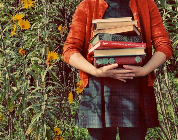 Фотосессия с книгой на улице