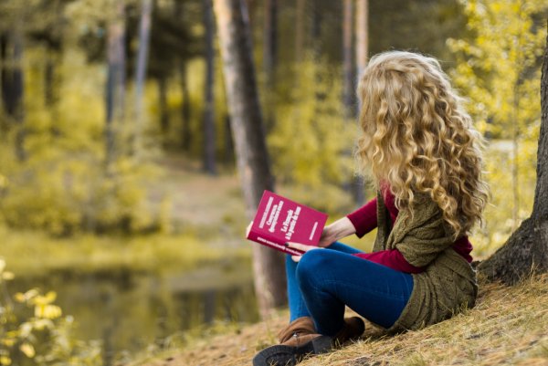 Светловолосая девушка с книгой