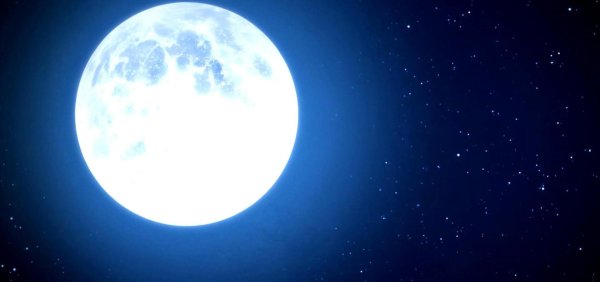 Ночное небо с большой луной