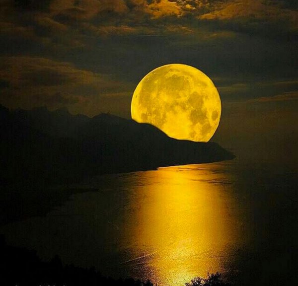 Огромная Луна