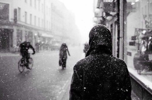 Одинокий человек зимой