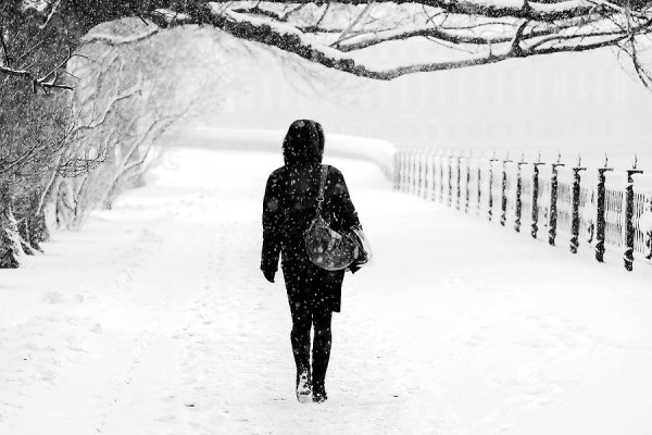 Женщина идет снегопад