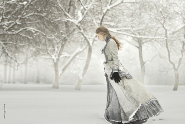 Уходящая девушка зимой