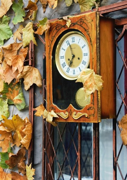 Часы в осенних листьях
