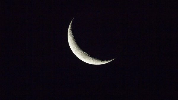 Луна на черном небе