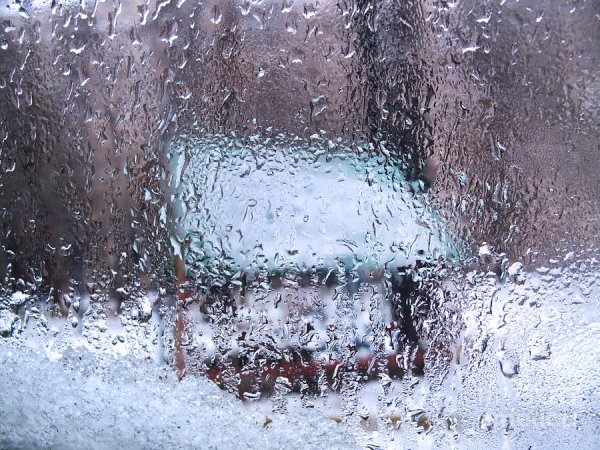 Мокрый снег на стекле