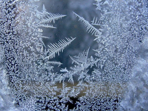 Морозные узоры на окне