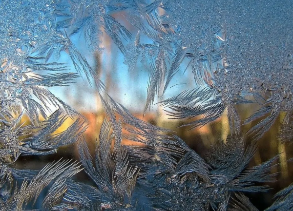 Морозные узоры на стекле