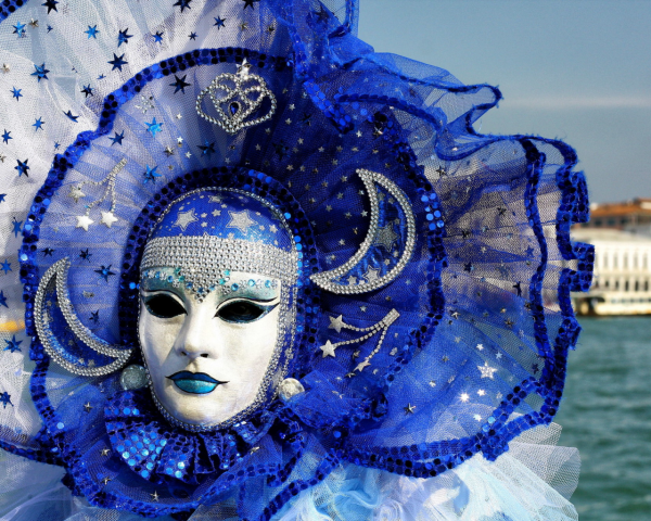 Синяя венецианская маска