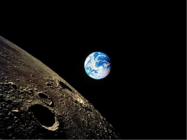 Луна в космическом пространстве