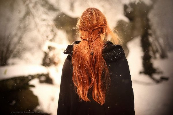 Рыжая девушка зимой