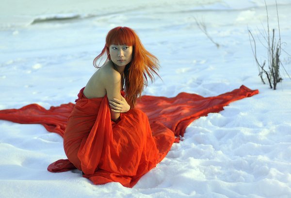 Рыжеволосая девушка в снегу