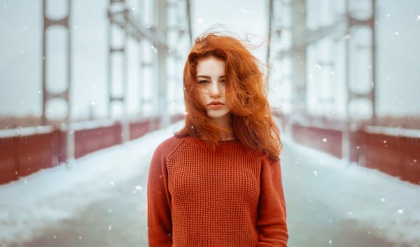 Рыжая девушка зимой