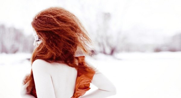 Рыжая девушка в снегу