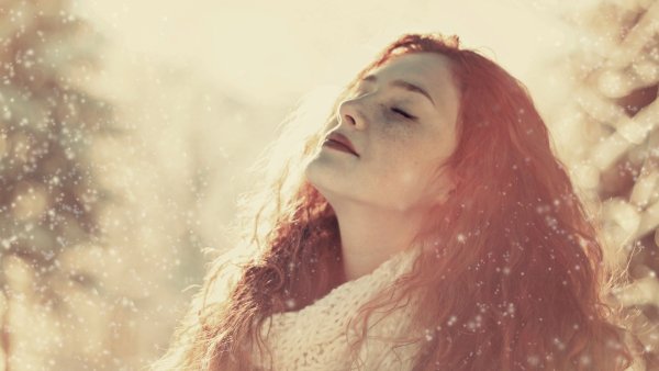 Снег и девушка солнце