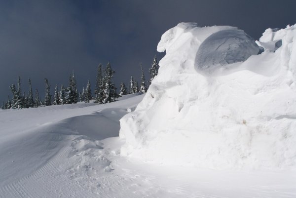 Большой сугроб