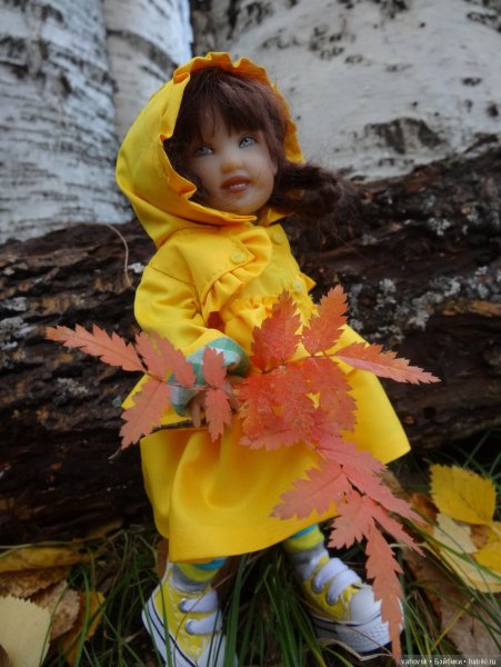 Кукла в осенних листьях