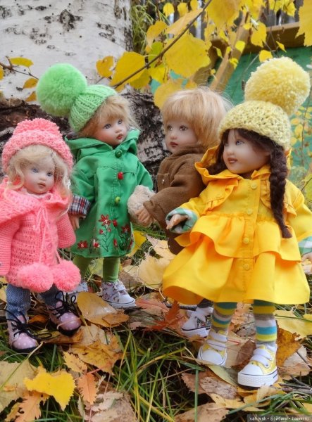 Девочка в осенней одежде кукла