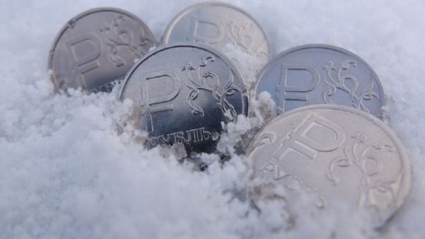 Рубль в снегу