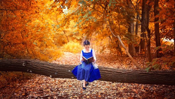 Девушка в синем платье осенью