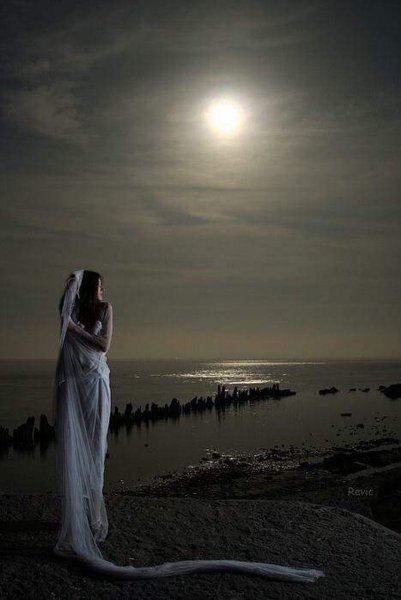 Одинокая девушка