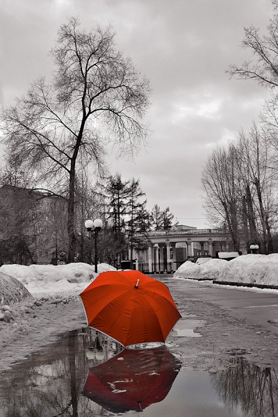 Красный зонт снег