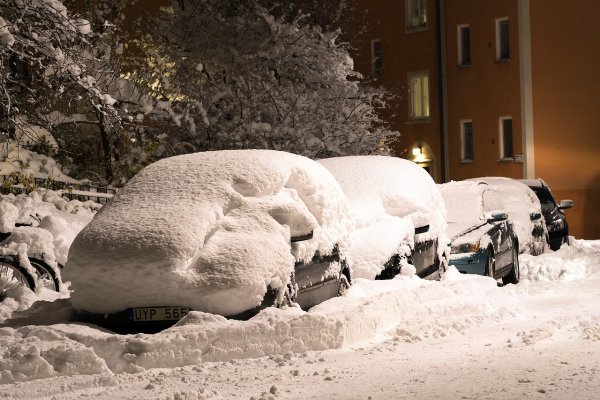 Снежные сугробы в городе