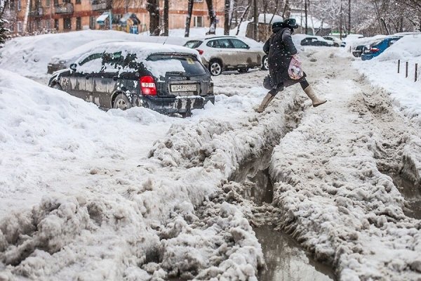 Снежные завалы на дорогах
