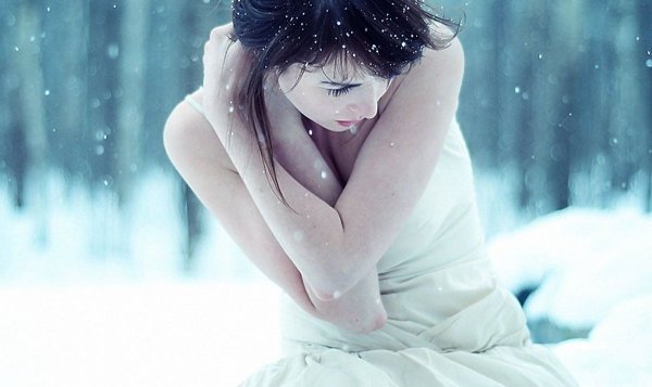 Девушка под снегом