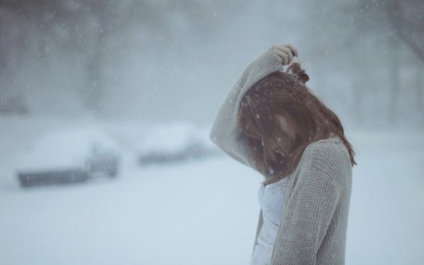 Грустная девушка зимой