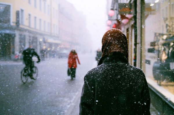 Одинокий парень зимой