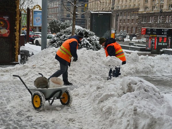 Дворник зимой