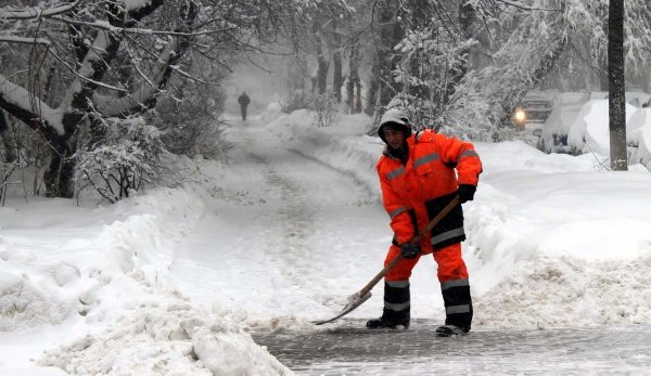 Дворник снег