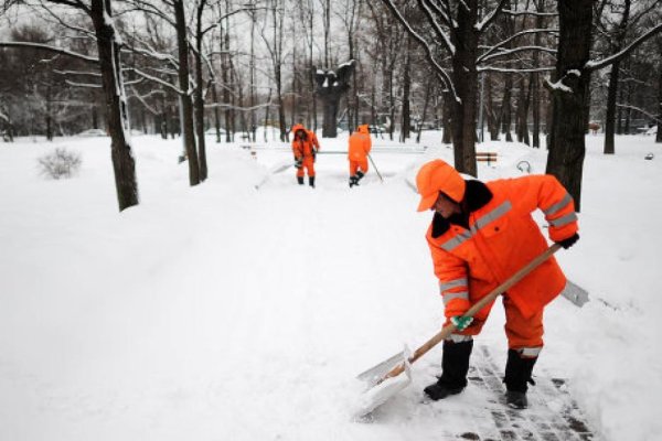 Для уборки снега дворника