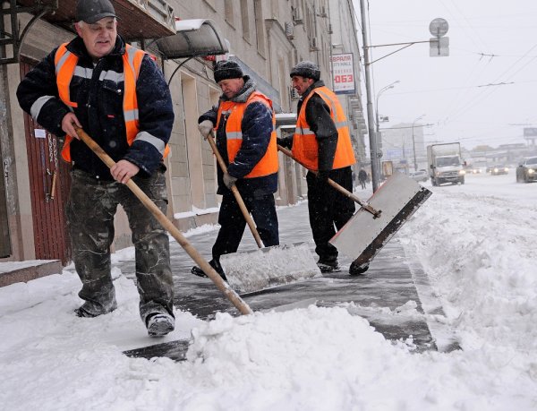 Для уборки снега дворника