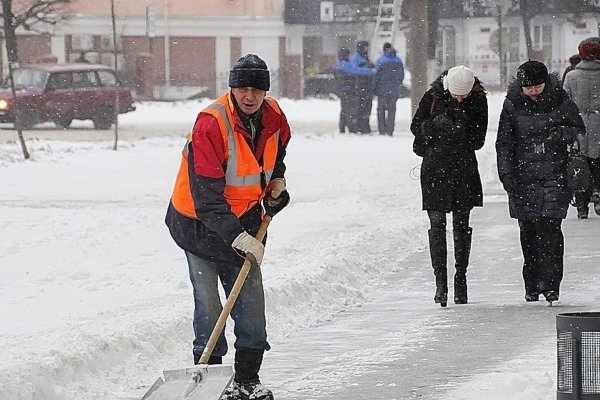Дворник убирает снег