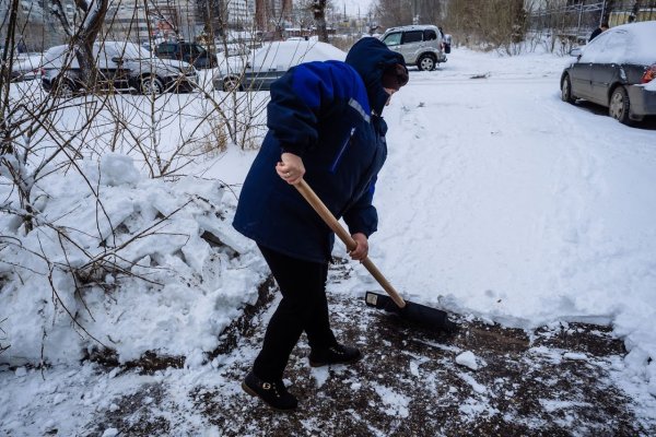 Для уборки снега дворника