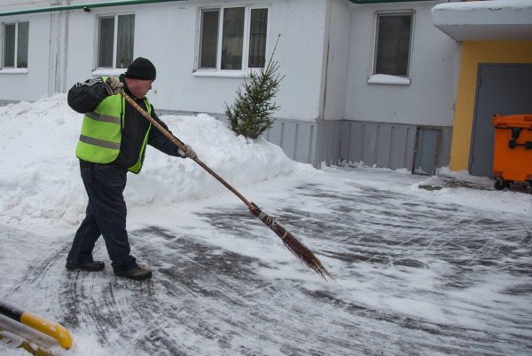Для уборки снега дворника