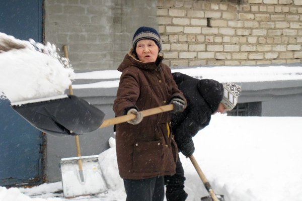 Дворник с лопатой