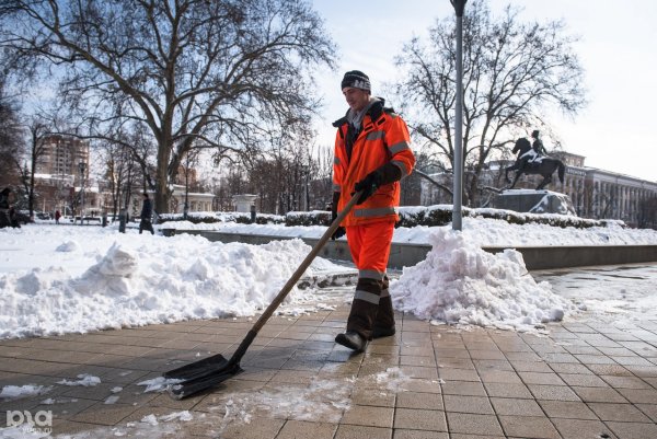 Для уборки снега дворника